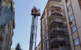 İtfaiye, merdivenli araç eve ulaştı; ölü bulundu