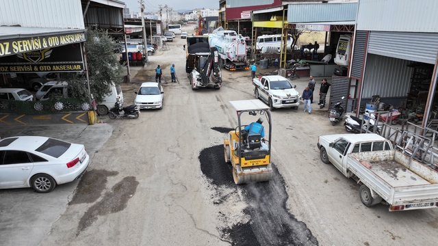 Silifke Zeyneli Hacı Sanayi Sitesi’nde yollar bakıma alındı